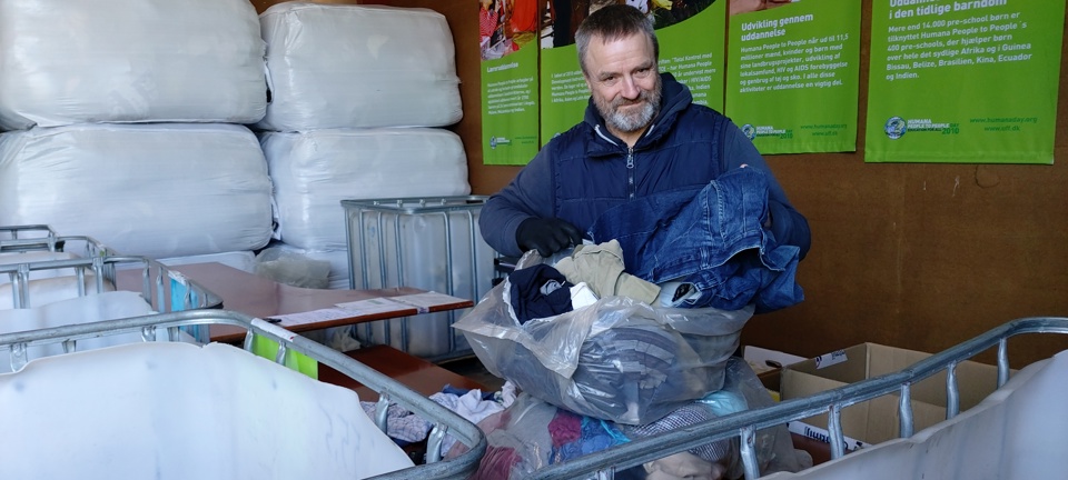 Kaj Pihl fra Humana People to People giver en hånd med i tøjsorteringen